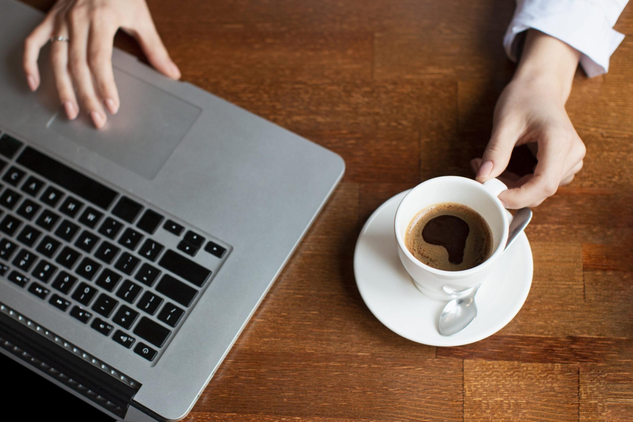 Sessione di formazione interattiva con strumenti digitali avanzati